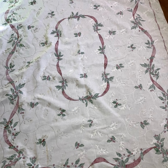 Vintage ivory mistletoe Holly Christmas tablecloth 64 x 50” - Picture 5 of 7
